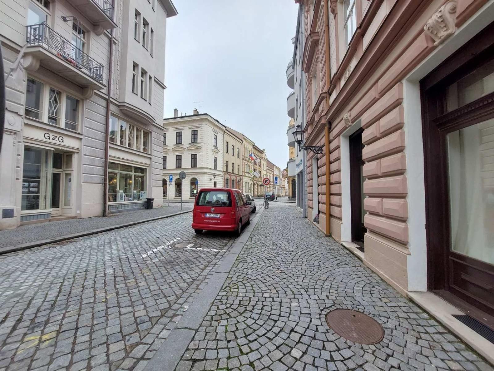 Prostorny Byt V Centru 3 Kk 80 M2 Hradec Králové Exteriér fotografie