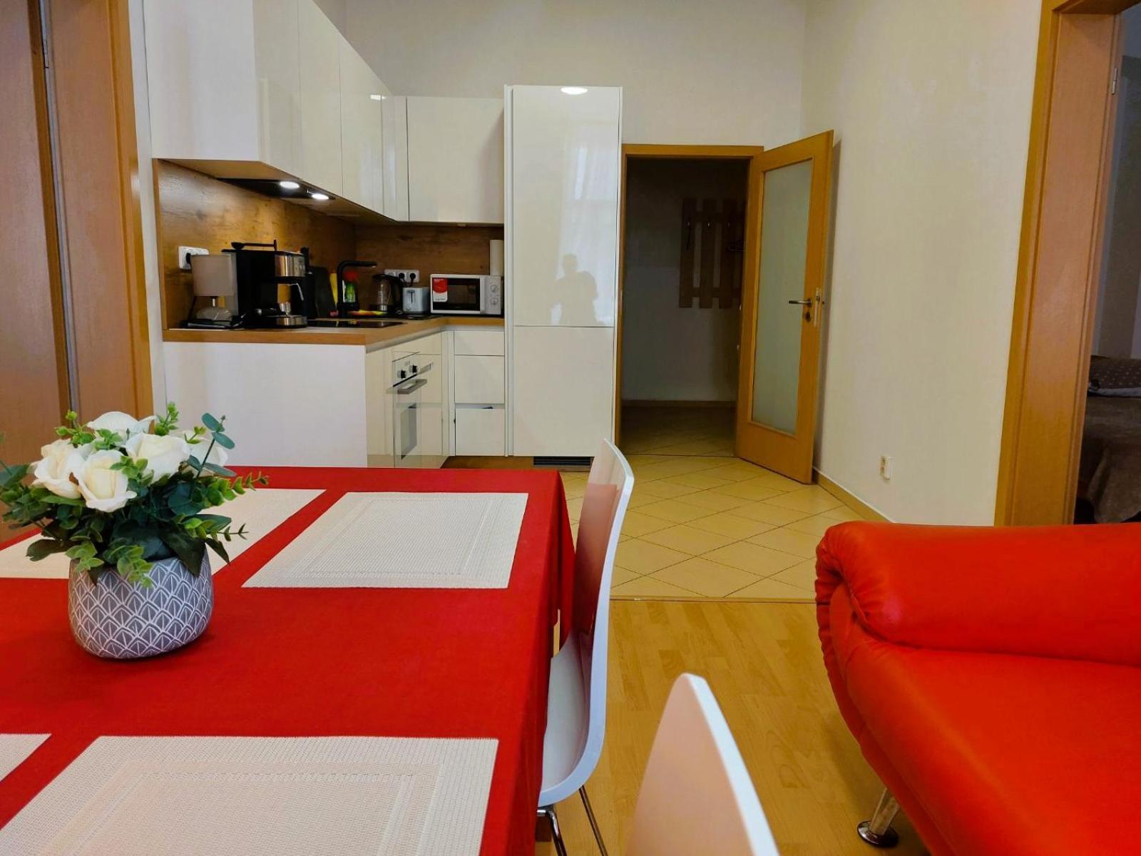 Prostorny Byt V Centru 3 Kk 80 M2 Hradec Králové Exteriér fotografie
