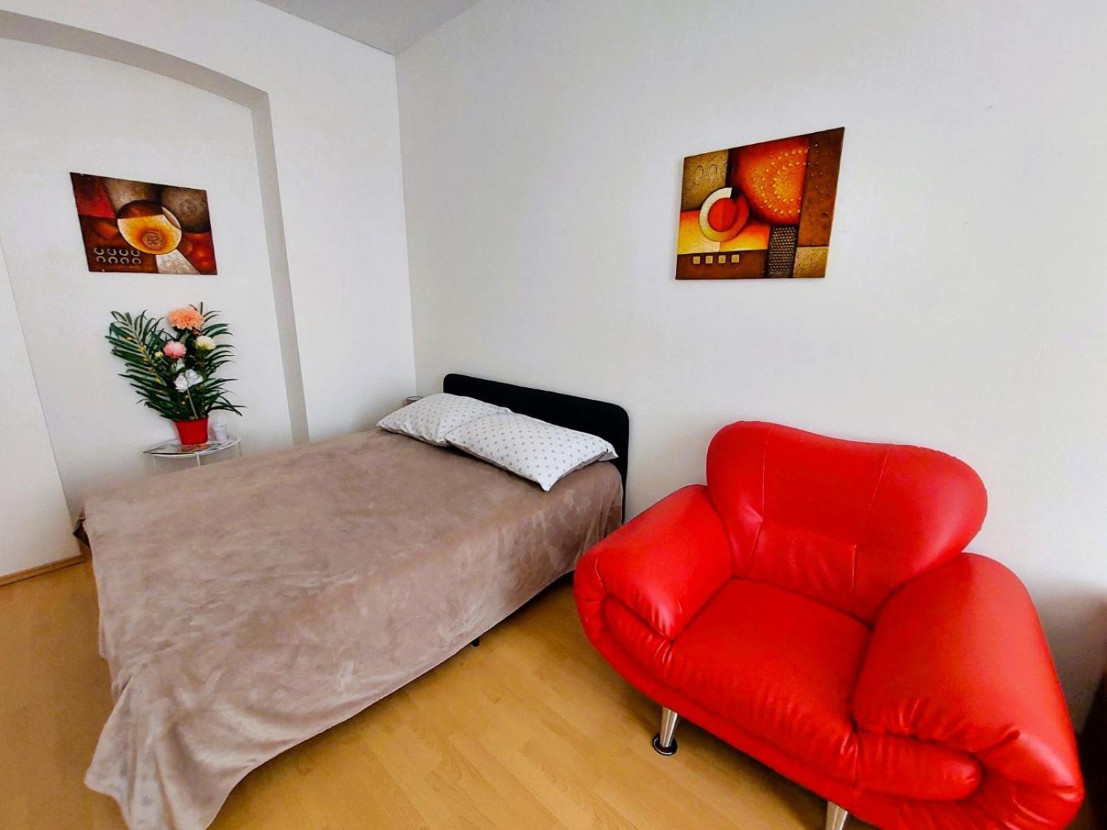 Prostorny Byt V Centru 3 Kk 80 M2 Hradec Králové Exteriér fotografie