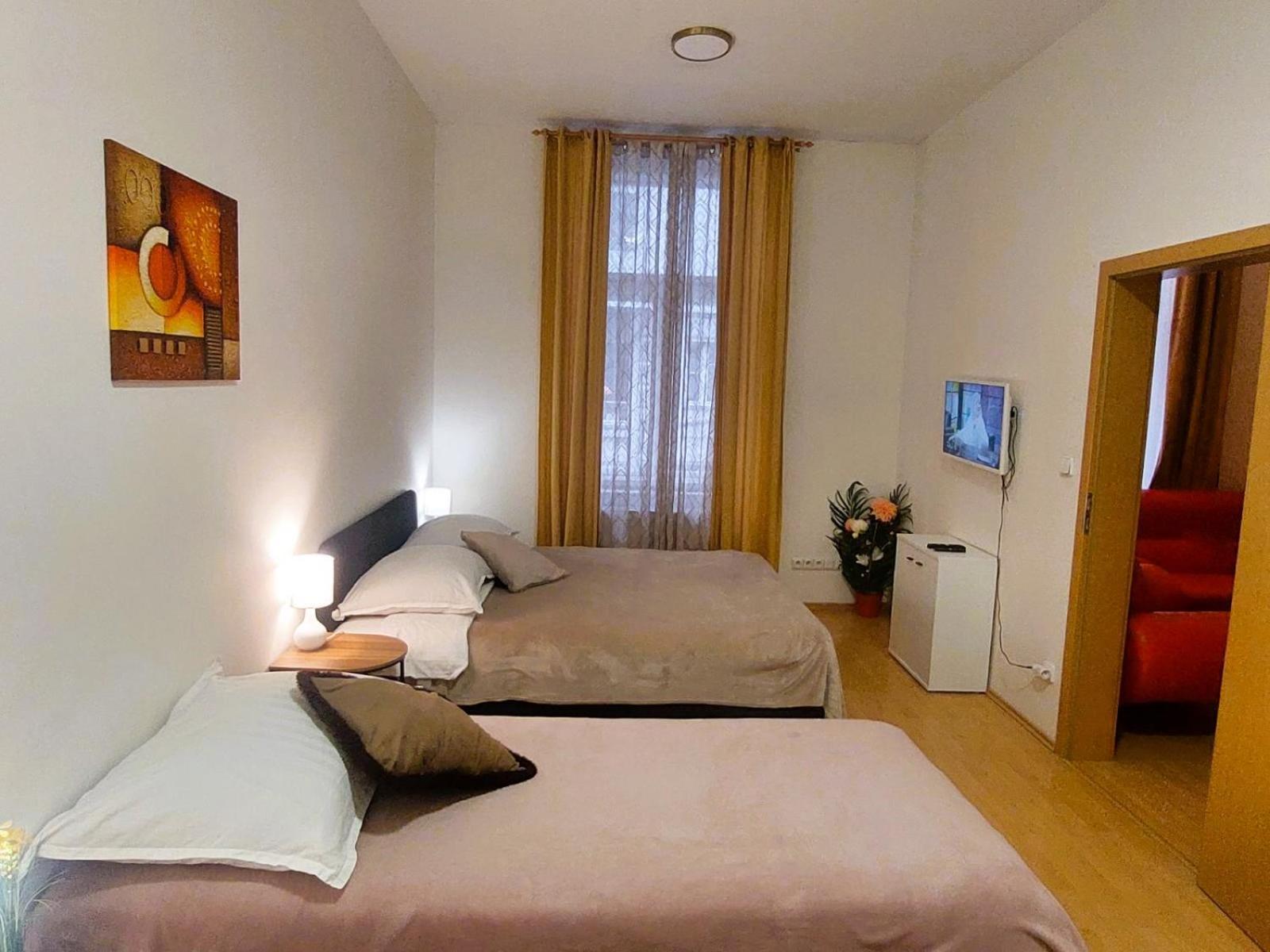 Prostorny Byt V Centru 3 Kk 80 M2 Hradec Králové Exteriér fotografie